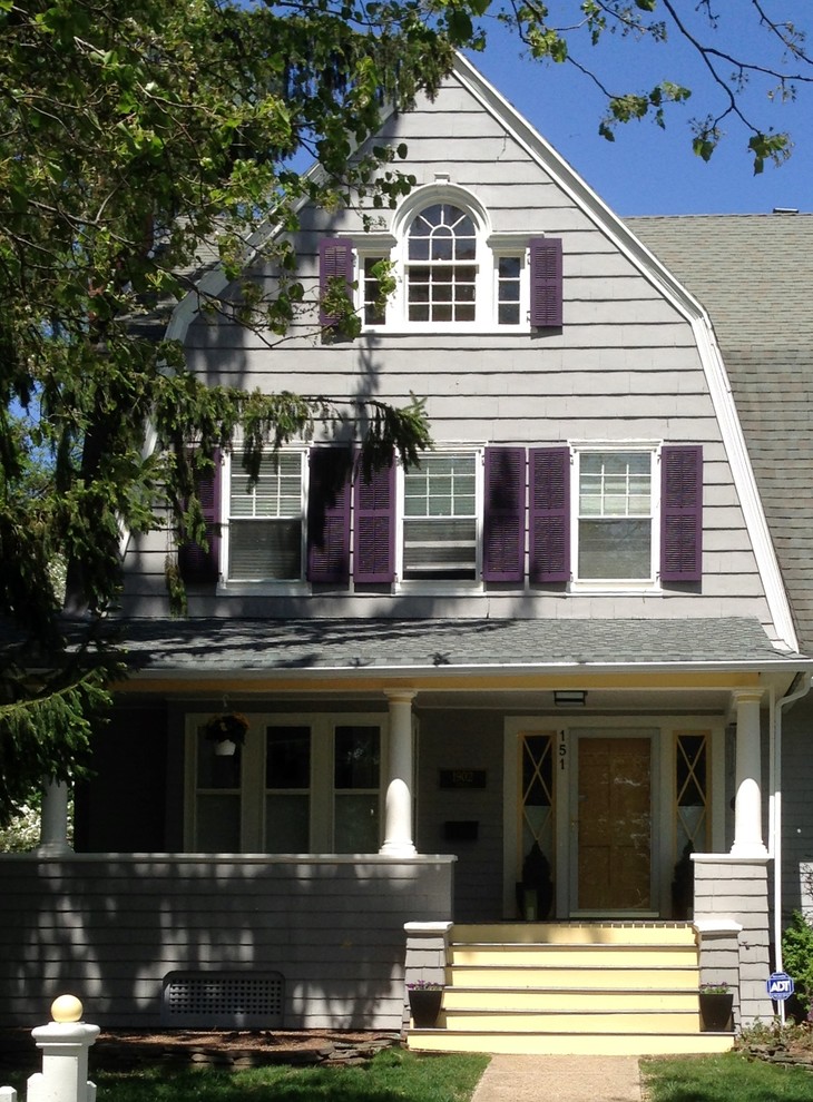 Große, Dreistöckige Klassische Holzfassade Haus mit grauer Fassadenfarbe in Newark