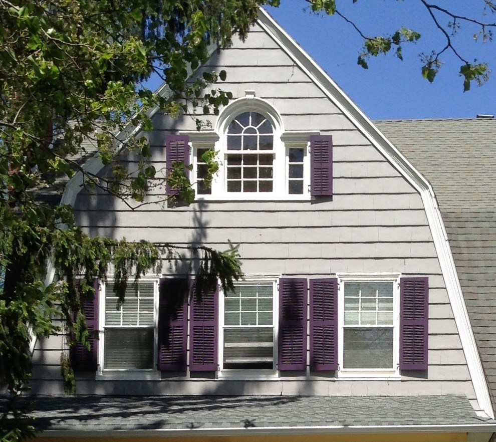 Große, Dreistöckige Klassische Holzfassade Haus mit grauer Fassadenfarbe in Newark