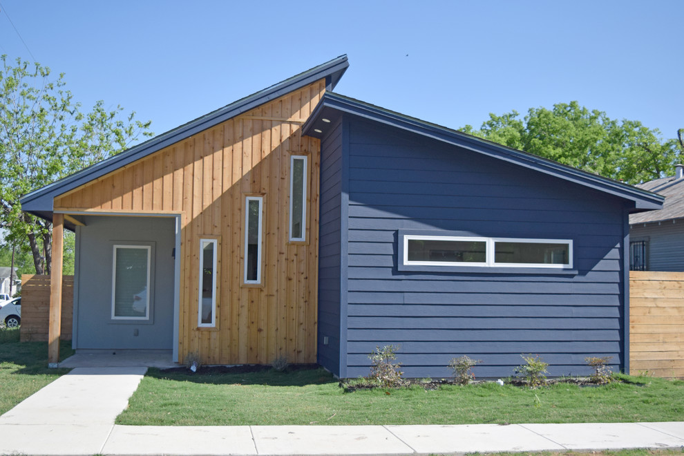 Idées déco pour une petite façade de maison bleue contemporaine de plain-pied avec un revêtement mixte, un toit en appentis et un toit en shingle.