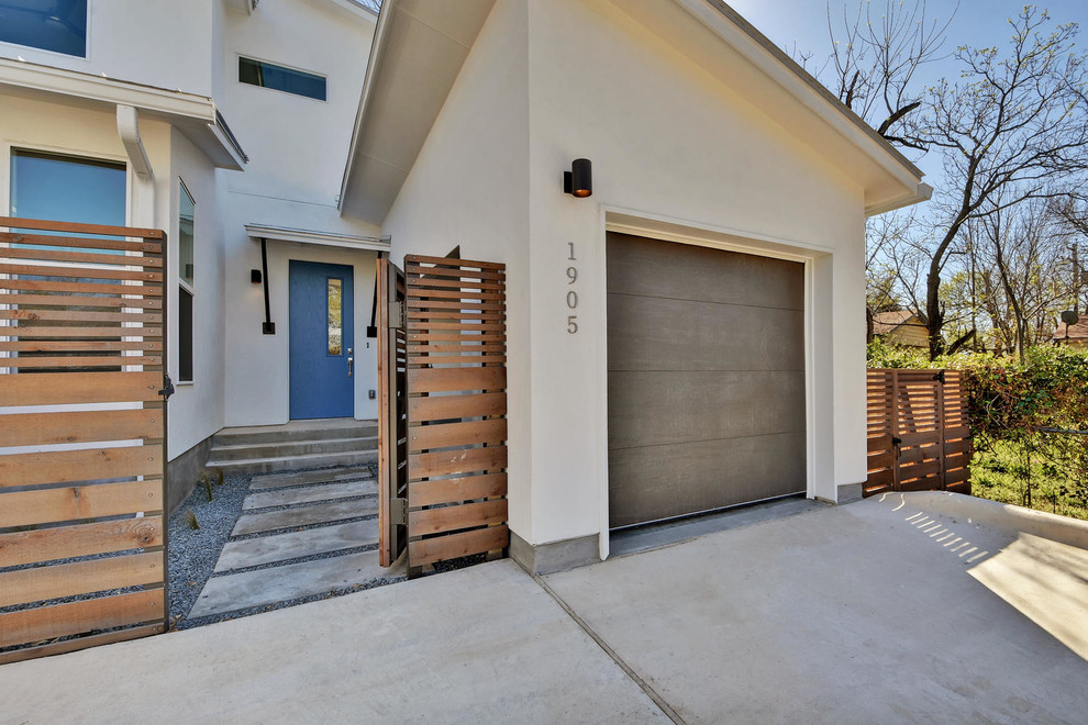 Zweistöckiges Modernes Haus mit Mix-Fassade, beiger Fassadenfarbe und Flachdach in Austin