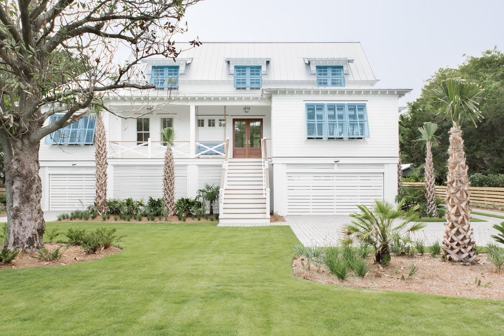 Ispirazione per la villa bianca stile marinaro con tetto a padiglione e copertura in metallo o lamiera