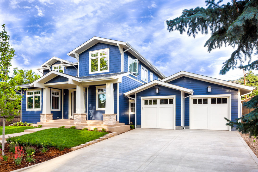 Стильный дизайн: двухэтажный, синий дом в стиле модернизм с комбинированной облицовкой - последний тренд