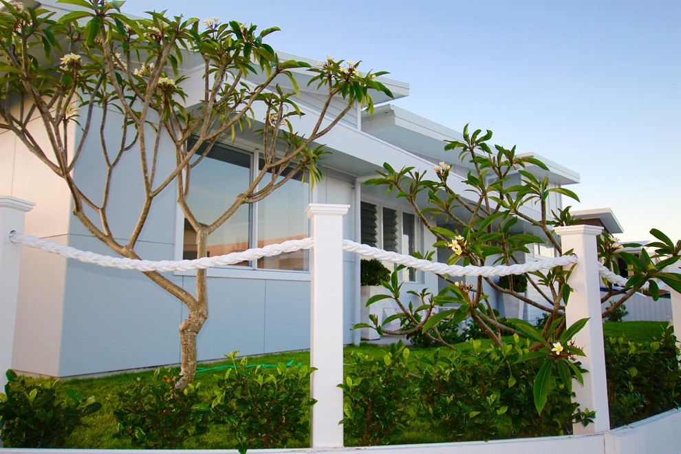 Maritimes Haus mit grauer Fassadenfarbe, Faserzement-Fassade und Satteldach in Gold Coast - Tweed