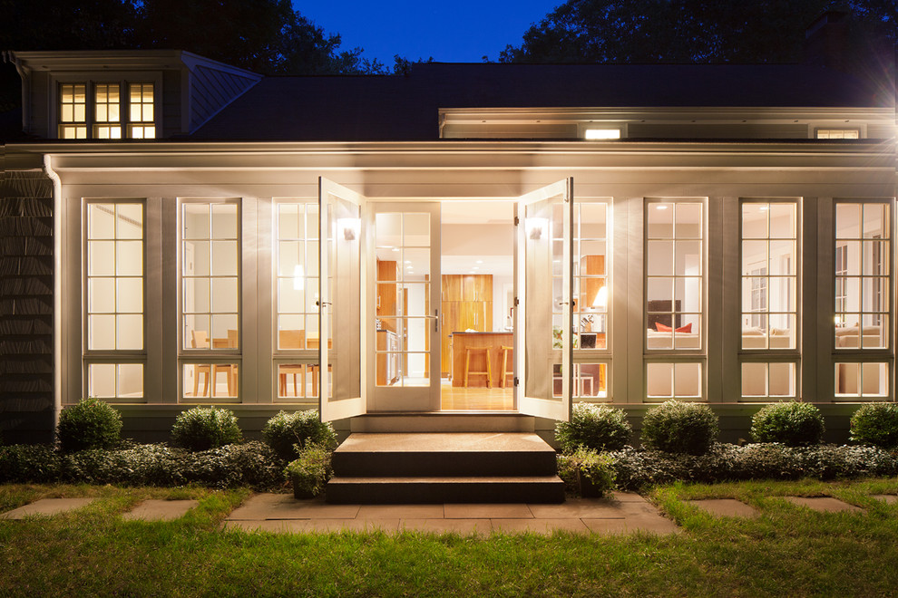 Стильный дизайн: двухэтажный, деревянный, серый дом среднего размера в современном стиле - последний тренд