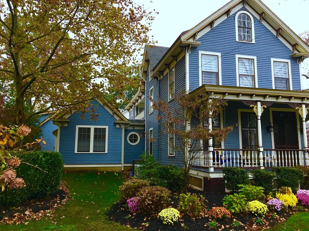 Свежая идея для дизайна: синий частный загородный дом среднего размера в викторианском стиле с облицовкой из ЦСП, двускатной крышей и крышей из гибкой черепицы - отличное фото интерьера