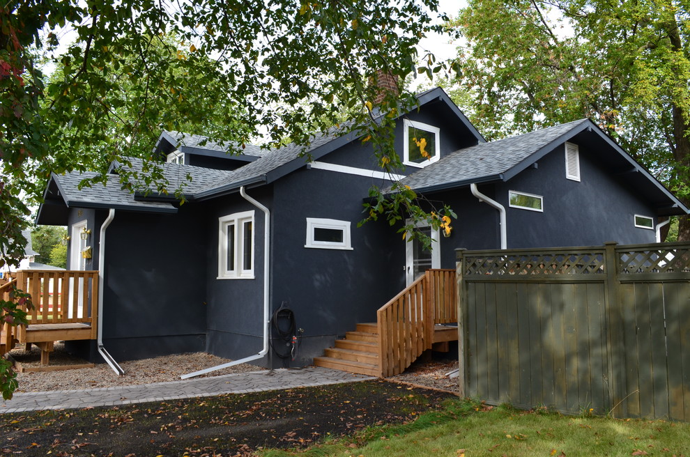Пример оригинального дизайна: двухэтажный, синий дом среднего размера в стиле ретро с облицовкой из цементной штукатурки и двускатной крышей
