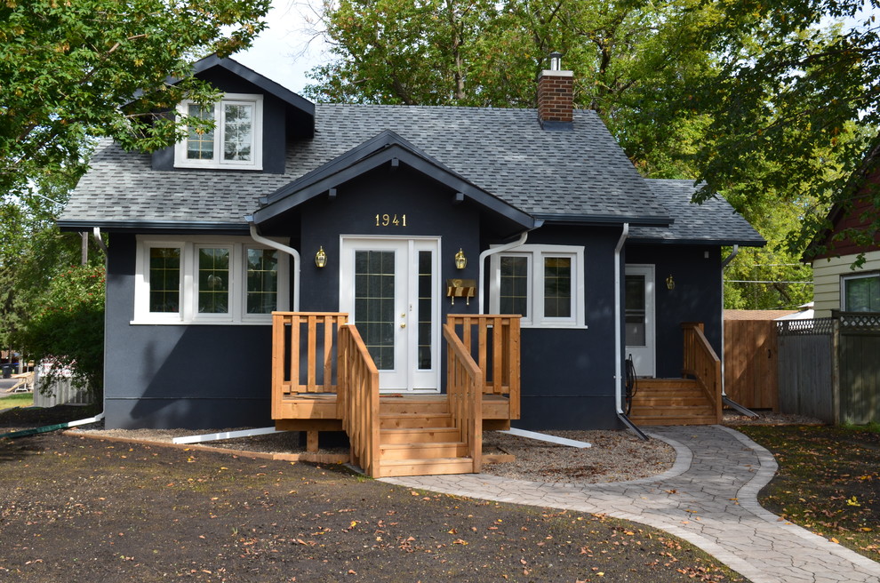Idee per la facciata di una casa blu moderna a due piani di medie dimensioni con rivestimento in stucco e tetto a capanna