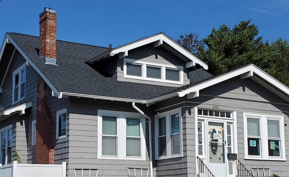 Zweistöckiges Klassisches Einfamilienhaus mit grauer Fassadenfarbe, Satteldach, Schindeldach und schwarzem Dach in Providence