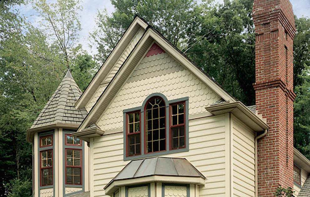 Foto de fachada de casa beige clásica grande de dos plantas con revestimiento de vinilo, tejado a cuatro aguas y tejado de teja de madera