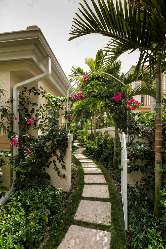 Kleiner, Schattiger Klassischer Garten hinter dem Haus mit Kübelpflanzen, Pflastersteinen und Metallzaun in Tampa