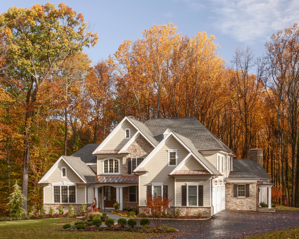 Cette photo montre une façade de maison beige chic à un étage avec un revêtement mixte, un toit à quatre pans et un toit en shingle.