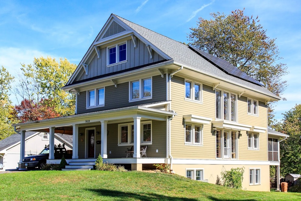 Foto de fachada beige de estilo de casa de campo de tamaño medio de tres plantas con revestimiento de vinilo y tejado a dos aguas