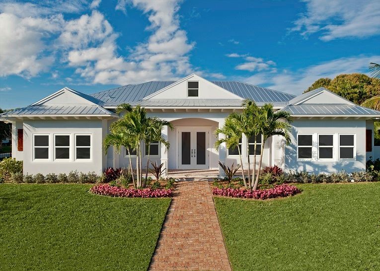 Стильный дизайн: одноэтажный, белый частный загородный дом в морском стиле - последний тренд