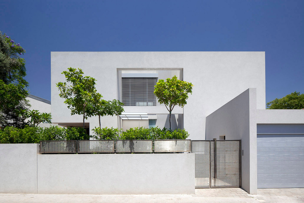 White contemporary house exterior in Tel Aviv.