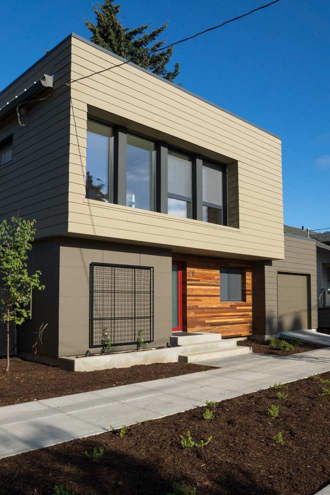 Idée de décoration pour une petite façade de maison marron minimaliste en panneau de béton fibré à un étage avec un toit plat.