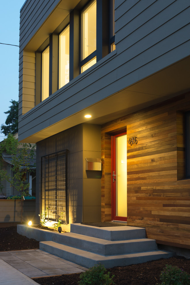 Kleines, Zweistöckiges Modernes Haus mit Faserzement-Fassade, brauner Fassadenfarbe und Flachdach in Portland