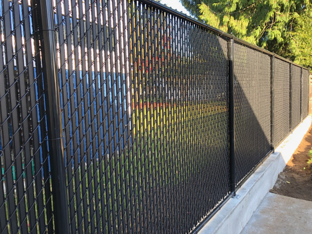 Chain Link Fence Installation With 95 Privacy Slats Modern