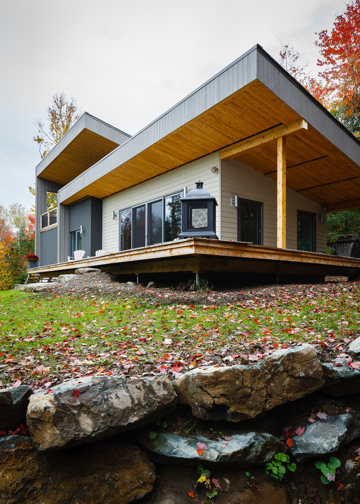 This is an example of a contemporary house exterior in Montreal.