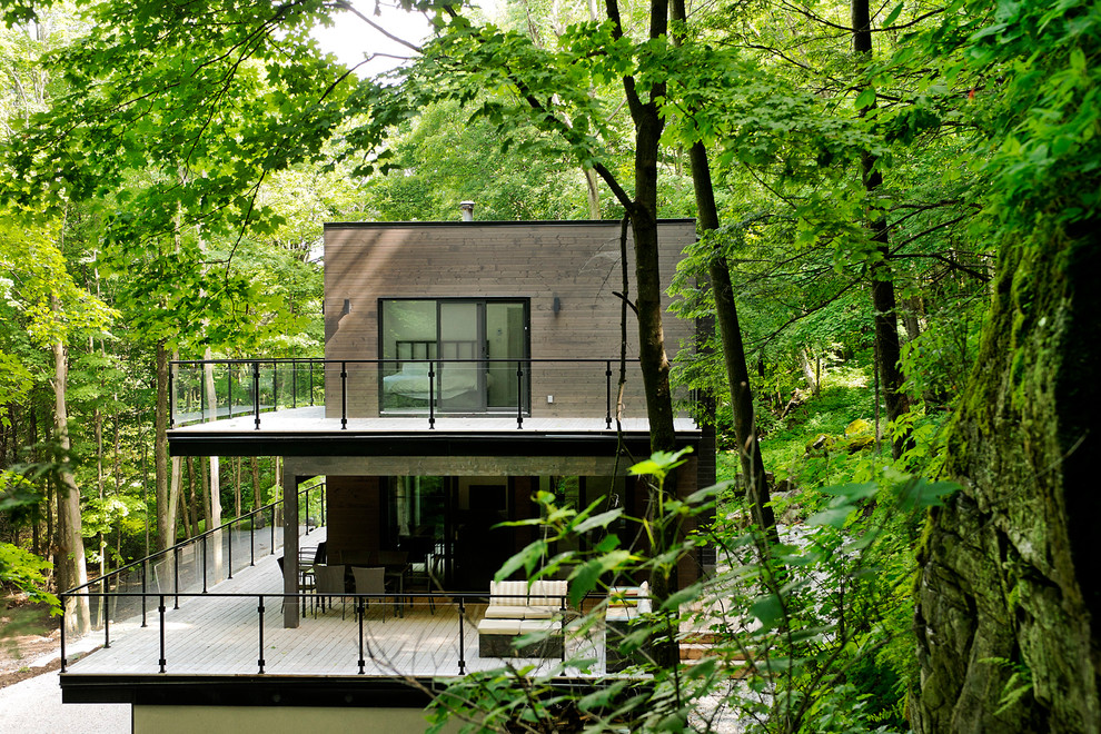 Mittelgroße, Dreistöckige Moderne Holzfassade Haus in Montreal