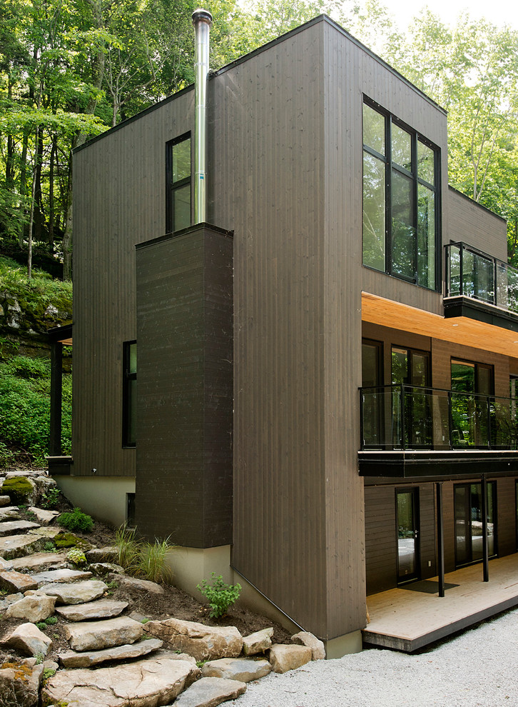 Exemple d'une façade de maison tendance en bois de taille moyenne et à deux étages et plus.