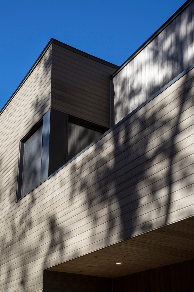 Свежая идея для дизайна: двухэтажный, деревянный, серый дом среднего размера в современном стиле с плоской крышей - отличное фото интерьера