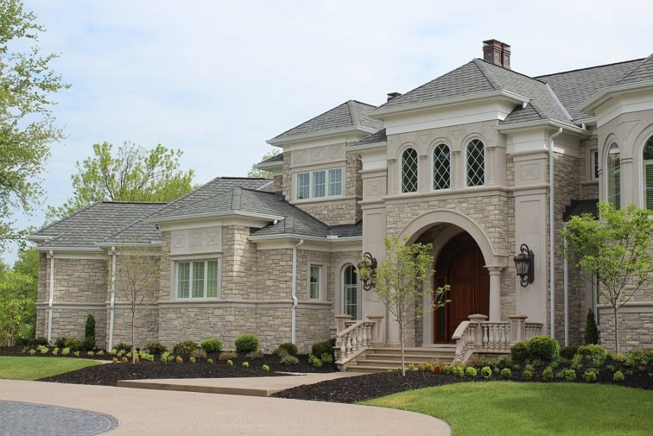 Geräumiges, Zweistöckiges Klassisches Einfamilienhaus mit Steinfassade, beiger Fassadenfarbe und Schindeldach in Sonstige