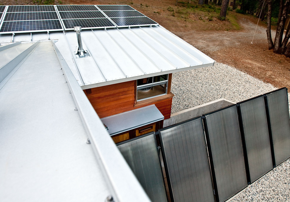 Réalisation d'une petite façade de maison chalet en bois à niveaux décalés avec un toit en appentis.