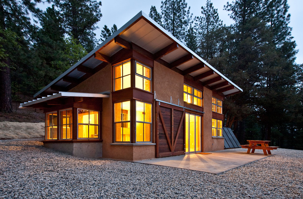 Kleines Uriges Haus mit Pultdach, Putzfassade und beiger Fassadenfarbe in Sacramento