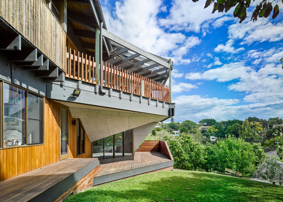 Große, Zweistöckige Moderne Holzfassade Haus mit brauner Fassadenfarbe in Melbourne
