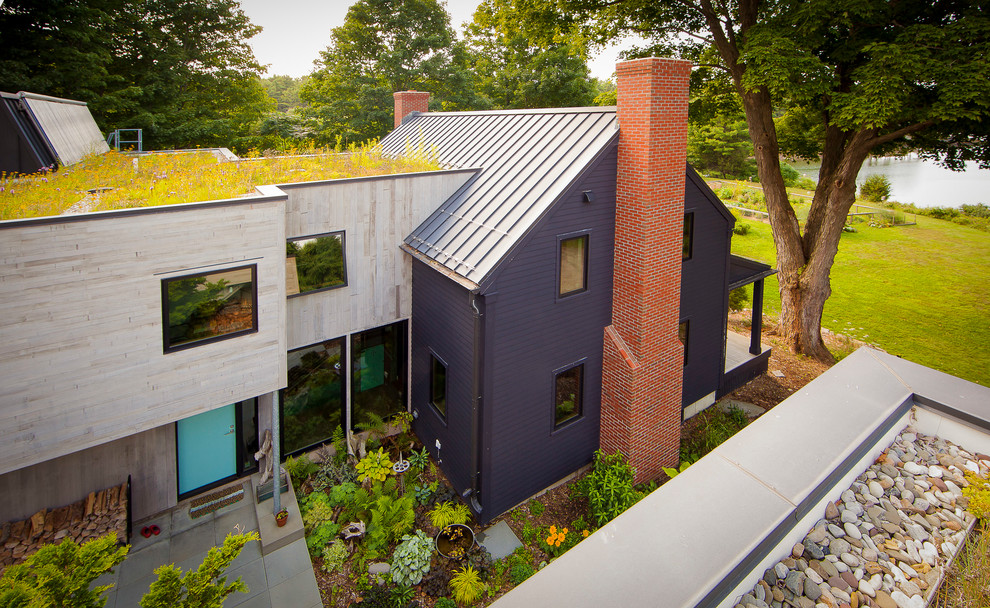 Источник вдохновения для домашнего уюта: двухэтажный, деревянный, серый частный загородный дом в стиле кантри с металлической крышей