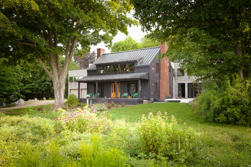 Modelo de fachada de casa gris de estilo de casa de campo de dos plantas con revestimiento de madera y tejado de metal