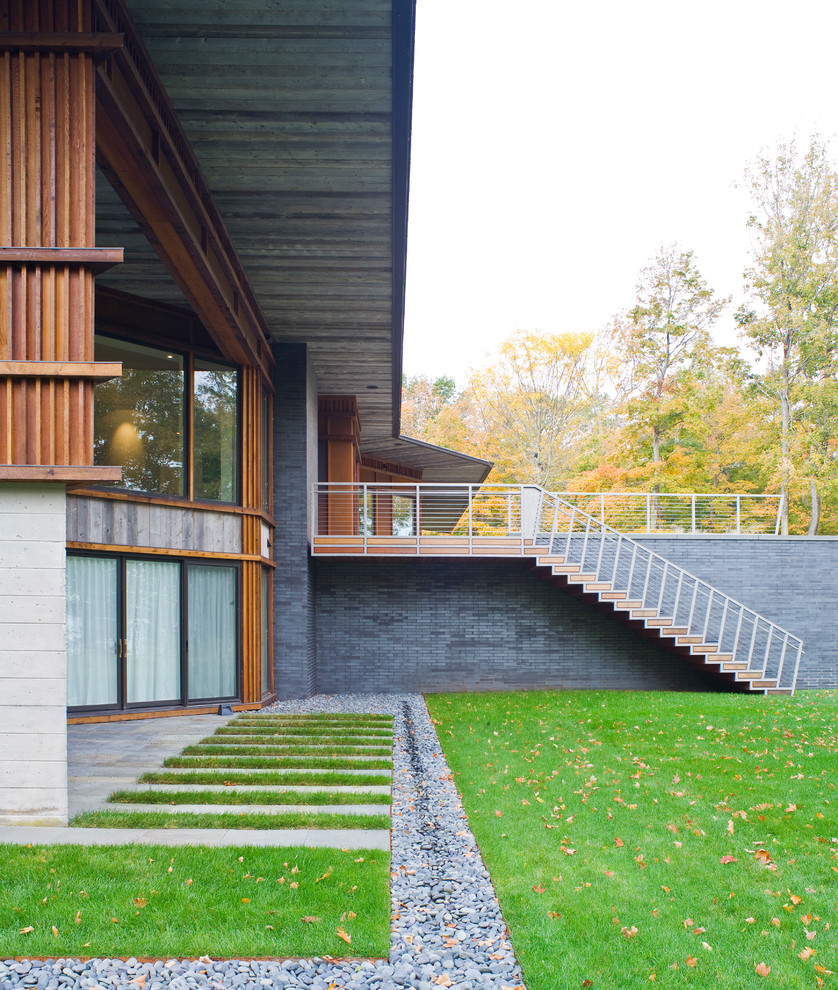 Источник вдохновения для домашнего уюта: большой, двухэтажный, серый частный загородный дом в современном стиле с плоской крышей, комбинированной облицовкой и металлической крышей