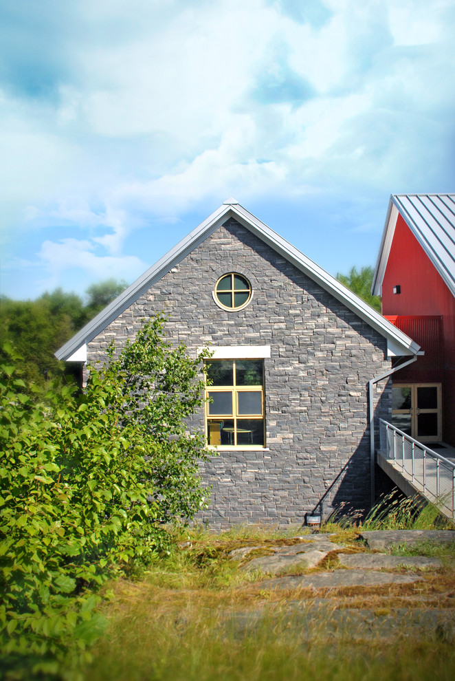 サクラメントにあるコンテンポラリースタイルのおしゃれな家の外観 (石材サイディング) の写真