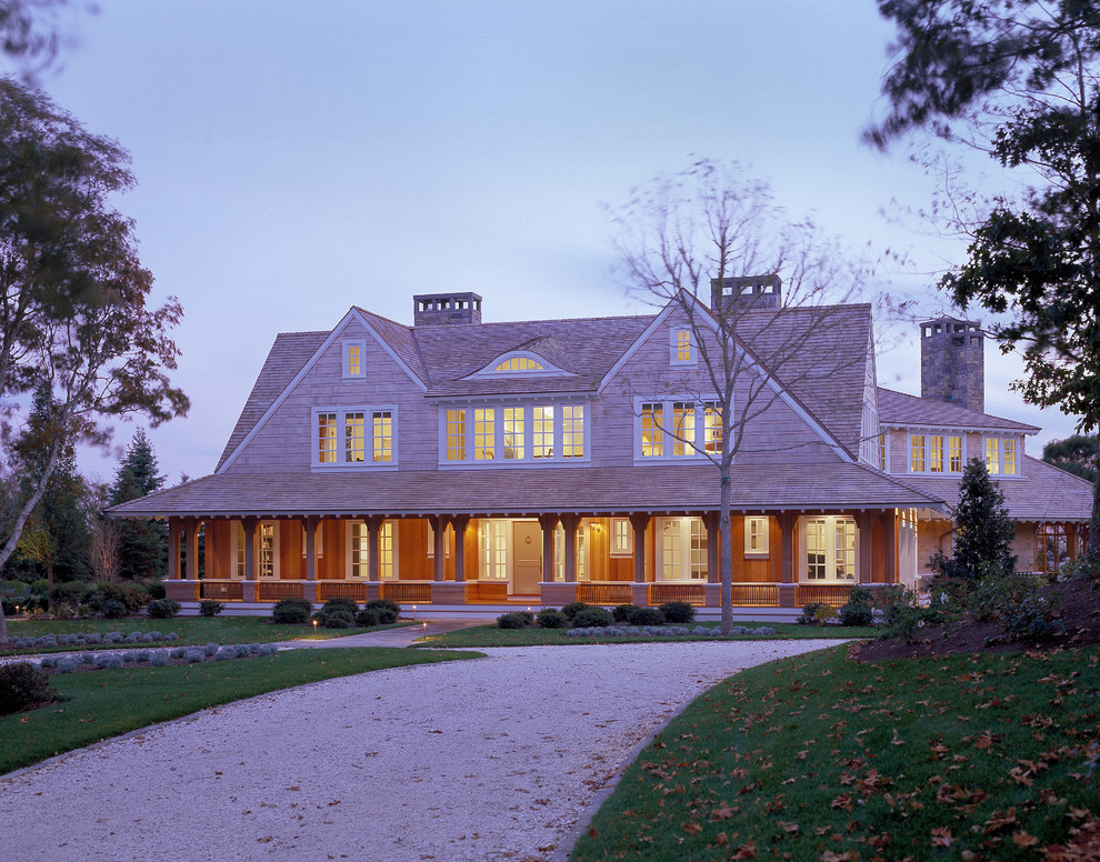 Réalisation d'une façade de maison victorienne en bois à un étage avec un toit à deux pans.
