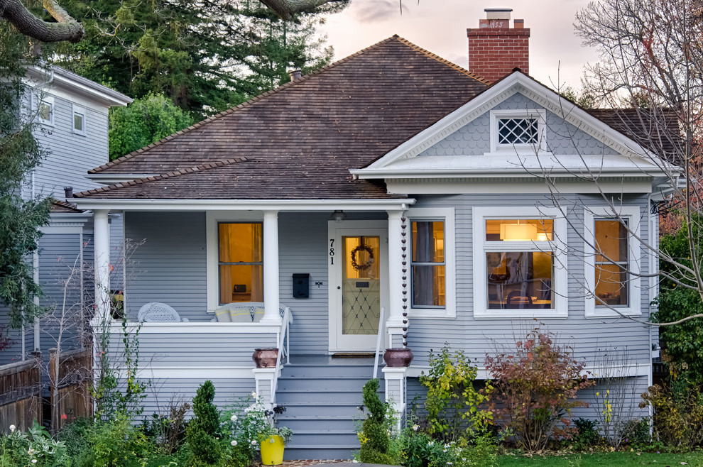 На фото: маленький, одноэтажный, деревянный, серый дом в классическом стиле для на участке и в саду