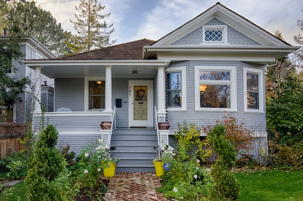 Design ideas for a small classic bungalow house exterior in San Francisco.