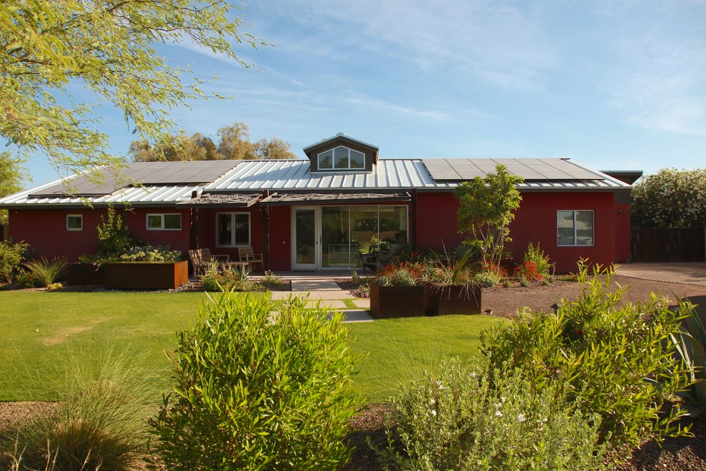 Mittelgroßes, Einstöckiges Stilmix Haus mit roter Fassadenfarbe und Putzfassade in Phoenix