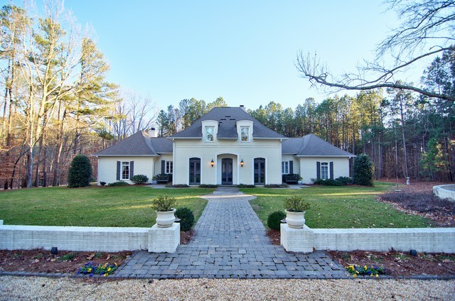 Immagine della facciata di una casa grande bianca eclettica a due piani con rivestimento in mattoni