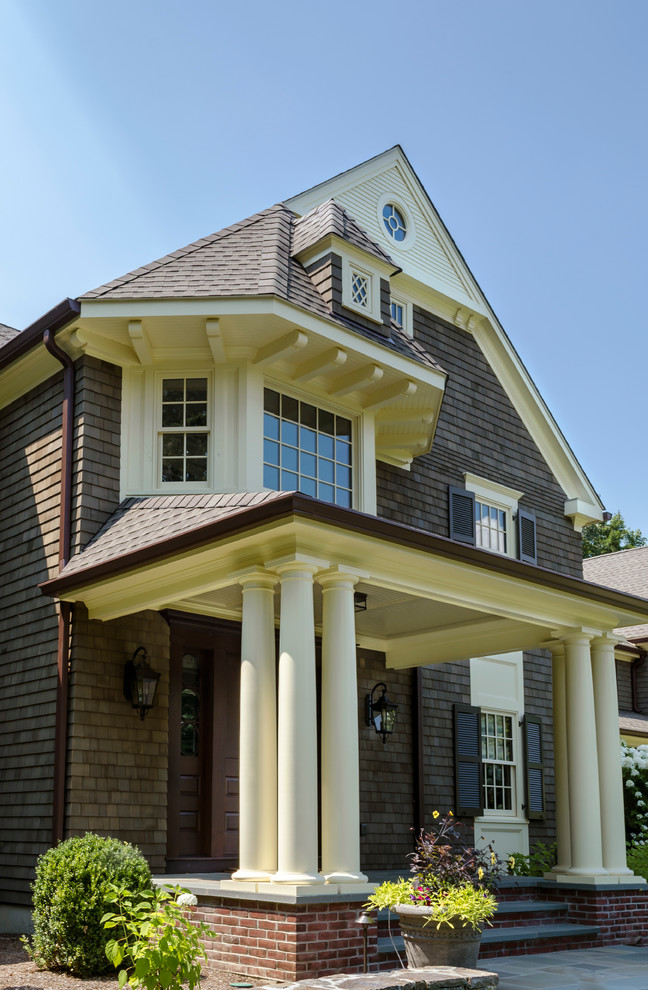 Idee per la facciata di una casa grande marrone classica a due piani con rivestimento in legno e tetto a capanna