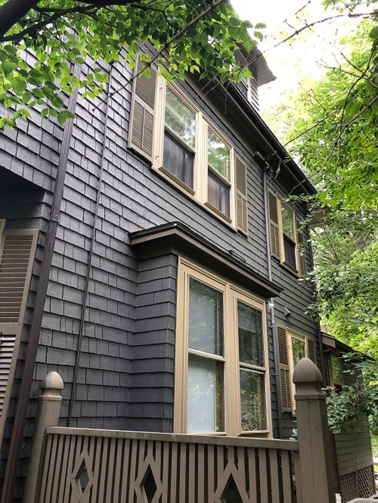 Diseño de fachada de casa negra vintage grande de tres plantas con revestimiento de madera, tejado a dos aguas y tejado de teja de madera