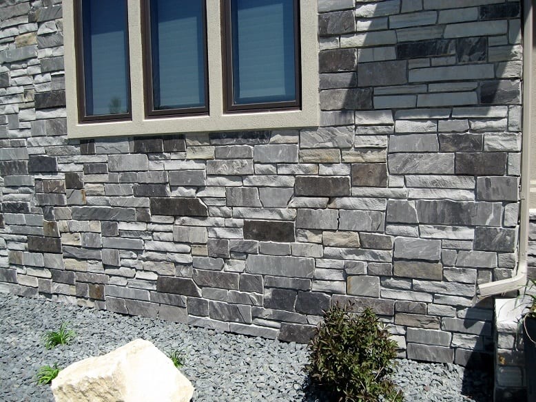Foto de fachada de casa gris minimalista de dos plantas con revestimiento de piedra