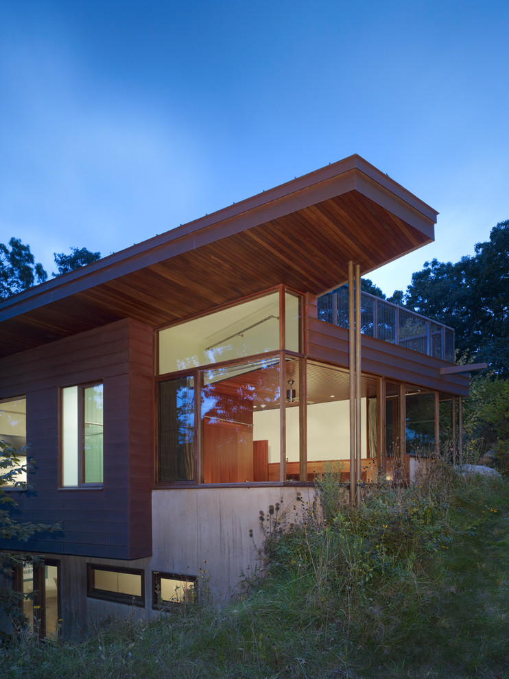 Inspiration pour une petite façade de maison métallique et marron design à un étage.