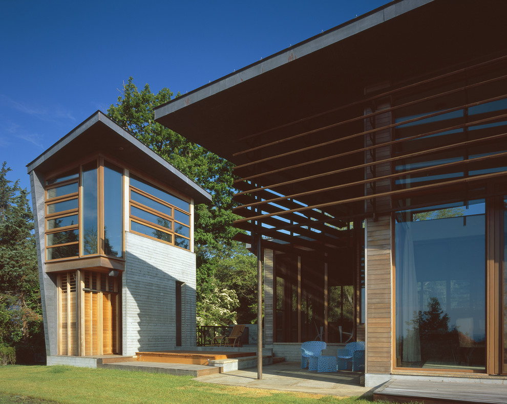 Cette image montre une très grande façade de maison design à un étage avec un revêtement mixte.