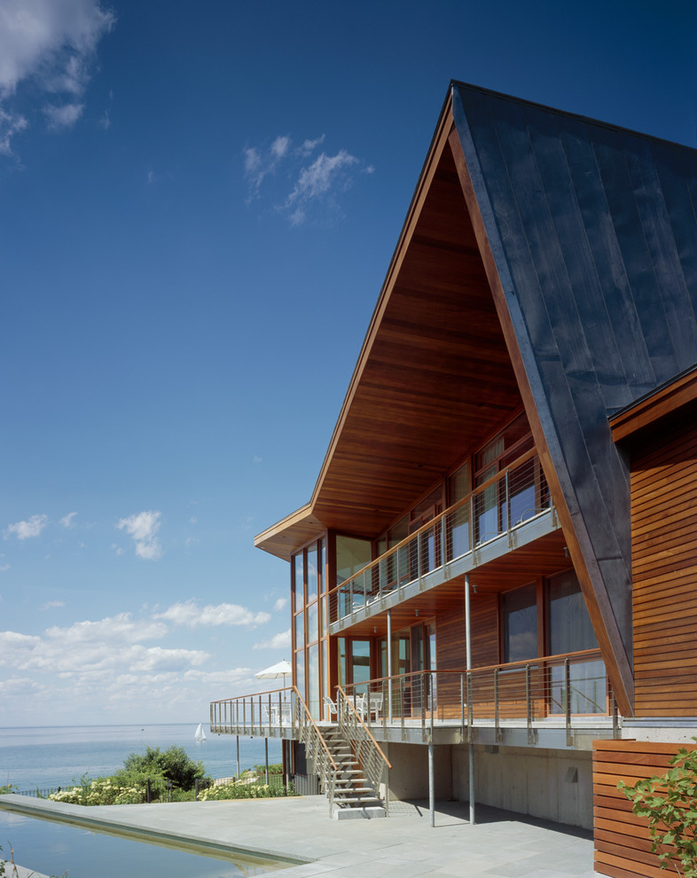 Ispirazione per la facciata di una casa ampia contemporanea con rivestimento in legno
