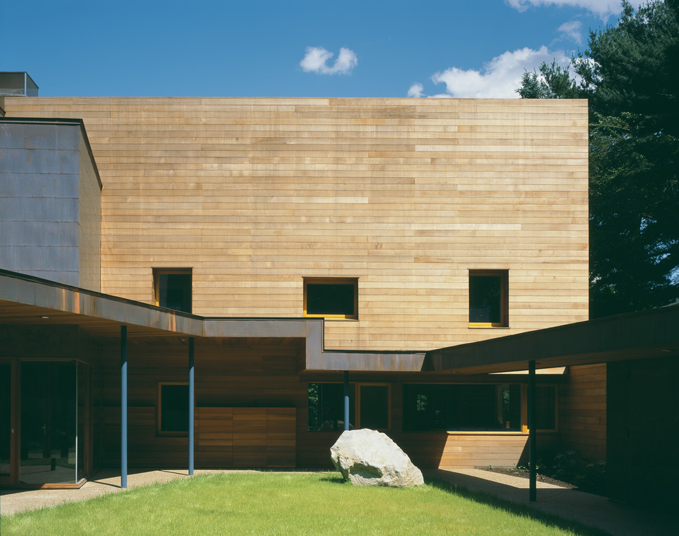 Immagine della facciata di una casa contemporanea con rivestimento in legno