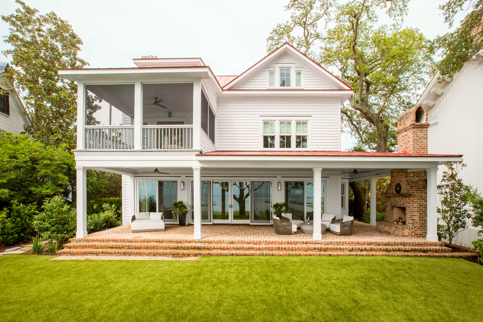 Inspiration pour une façade de maison blanche design en bois à deux étages et plus avec un toit en métal.