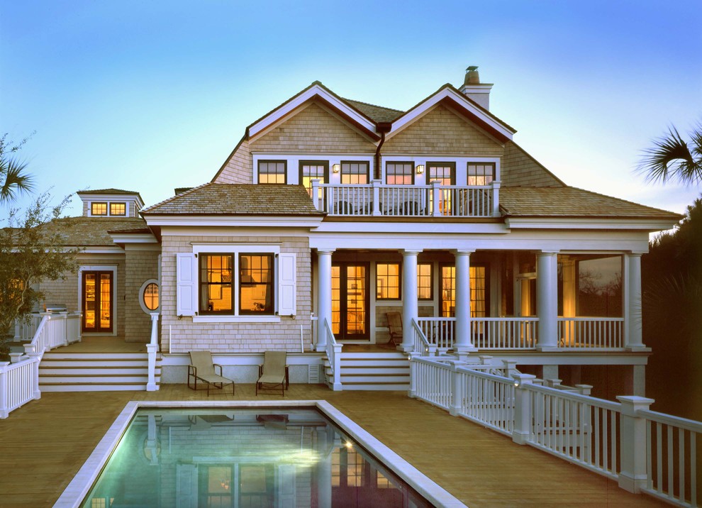 Foto de fachada de casa beige marinera de dos plantas con revestimiento de madera y tejado de teja de madera