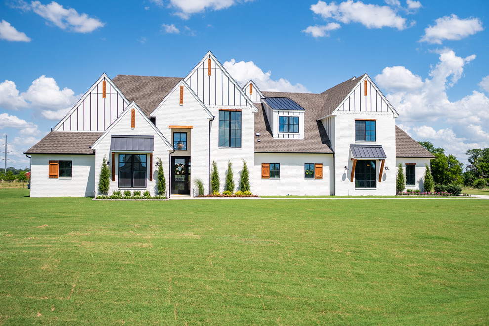 Zweistöckiges Landhausstil Einfamilienhaus mit weißer Fassadenfarbe, Walmdach und Schindeldach in Sonstige