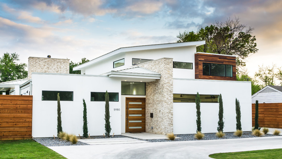 Imagen de fachada de casa blanca contemporánea grande de dos plantas con revestimiento de estuco y tejado de un solo tendido