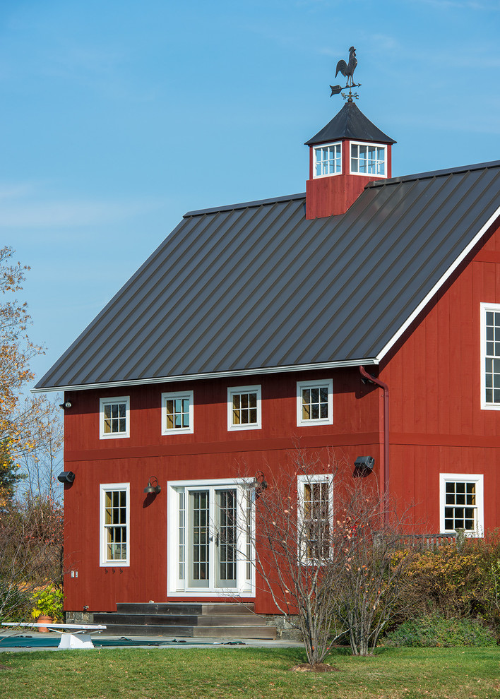 Ispirazione per la facciata di una casa grande rossa country a due piani con rivestimento in legno e tetto a capanna